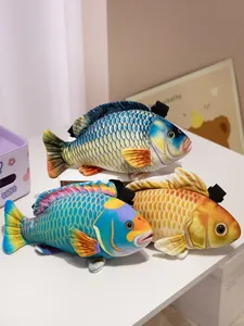 Drie levendige pluche tassen in de vorm van een vis en grappige creatieve zakjes
