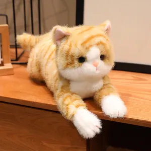 Vista dettagliata del gatto di peluche soriano arancione con una pelliccia morbida