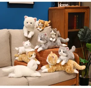 Gruppo di gatti di peluche realistici in bianco, arancione e grigio