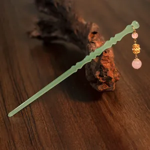 Elegante bastoncino per capelli cinese in acrilico verde con nappa in cristallo rosa.