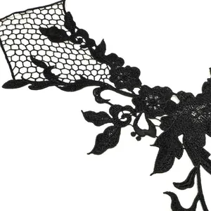 Nahaufnahme eines schwarzen Spitzenkragens mit detaillierter 3D-Blumenstickerei