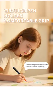 Mädchen benutzt einen doppelseitigen Glitzermarker zum kreativen Malen auf Papier