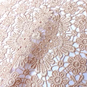 Detaillierte Nahaufnahme einer eleganten Tischdecke aus Spitze mit Blumenstickerei