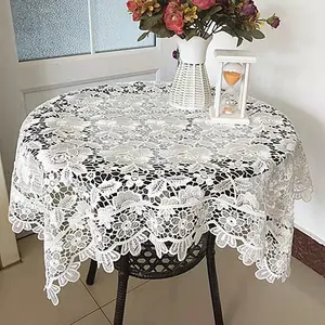 Nahaufnahme einer weißen wasserlöslichen Tischdecke aus Spitze mit feiner Stickerei