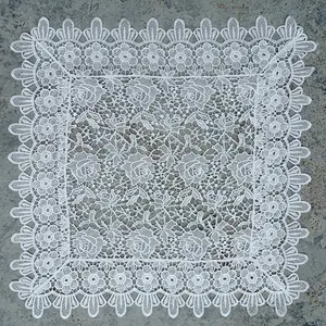 Nahaufnahme einer weißen wasserlöslichen Spitzentischdecke mit feinem Rosenmuster