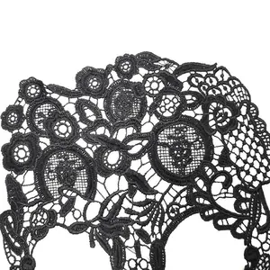 Gros plan sur de la dentelle noire soluble dans l'eau avec motif de crâne et fleur