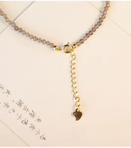 Detalle del cierre chapado en oro en un collar de cuentas de cuarzo ahumado facetado