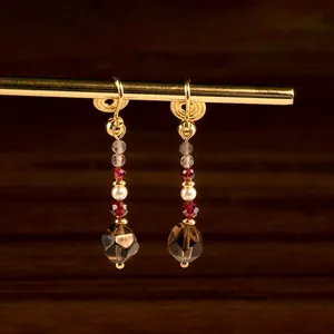 Elegantes pendientes de cuarzo ahumado hechos a mano con diseño de clip de mosquito único