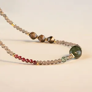 Collar de cuentas de cuarzo ahumado facetado natural y granate rojo con acento de ágata