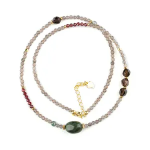 Elegante collar de cuentas facetadas de cuarzo ahumado con detalles en rojo y verde