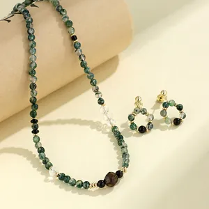 Elegante set van mosagaat kralenketting en ronde oorknopjes voor dames.