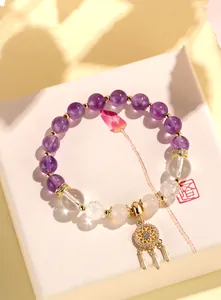 Detaillierte Ansicht eines Amethyst- und Bergkristall-Armbands im eleganten chinesischen Stil