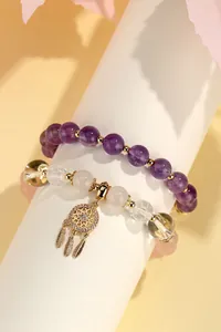 Detail der Perlenarmbänder aus Bergkristall und Amethyst mit Traumfänger-Anhänger.