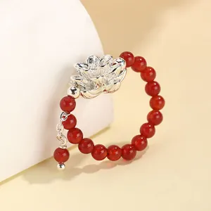 Anillo de cuentas de ágata roja de estilo chino con flor de loto de plata de ley