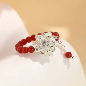 Elegante anillo de ágata roja con flor de loto en plata 925 estilo chino tradicional.