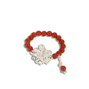Elegante anillo de cuentas de ágata roja estilo chino con amuleto de flor de plata 925
