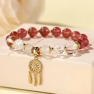 Handgefertigtes Perlenarmband mit weißem Kristall, Achat und goldenem Traumfänger-Anhänger