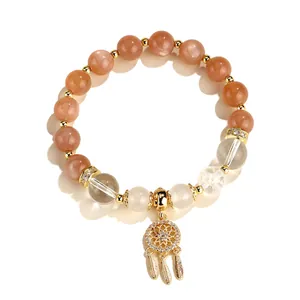 Sonnenstein und weißer Achat Perlenarmband mit goldenem Traumfänger-Anhänger.