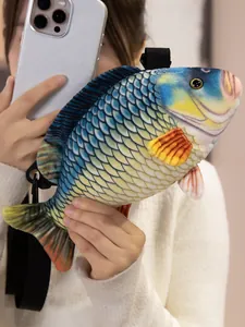 Creatieve realistische vis pluche schoudertas vastgehouden door een model voor selfie