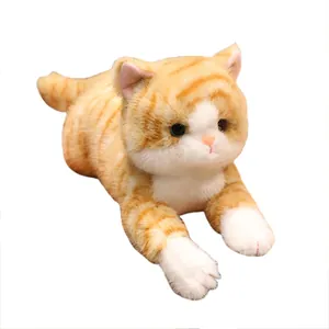 Vista dettagliata del morbido peluche di gatto soriano arancione con texture realistica