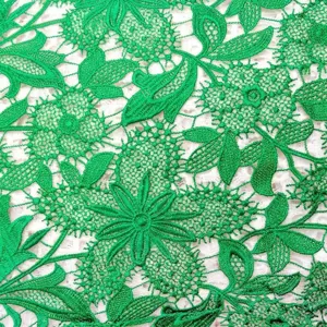 Détail rapproché d'un tissu de dentelle vert soluble dans l'eau avec broderie 3D