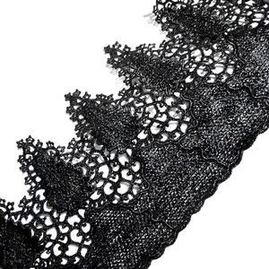 Nahaufnahme der schwarzen wasserlöslichen Spitzenborte mit feinem 3D-Stickmuster