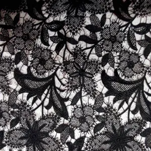 Gros plan détaillé sur un tissu en dentelle noire hydrosoluble avec broderie florale
