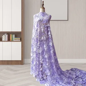 Tela de Bordado de Encaje Hidrosoluble Hueco 3D Patrón Floral Teñido en Hilo Pesado Tela de Poliéster Púrpura para Vestido de Novia Decoración