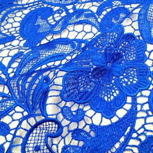 Nahaufnahme von blauem wasserlöslichem Spitzenstoff mit Stickerei im Paisley-Muster