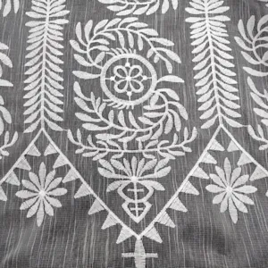 Gros plan sur tissu de dentelle brodée en soie de lait blanche avec motifs floraux