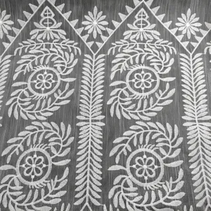 Vue détaillée d'un tissu de dentelle brodé en soie de lait blanche à motifs floraux