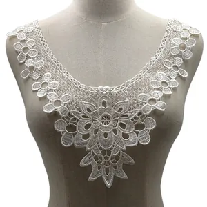 Detailansicht der weißen wasserlöslichen Spitzenblumen-Halsband-Applikation
