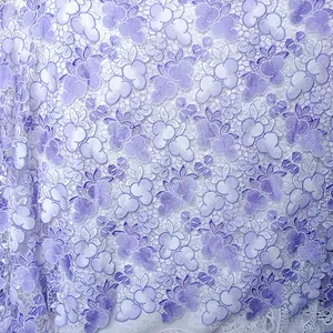 Vista detallada de tela de encaje soluble en agua 3D lavanda con bordado floral