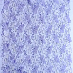 Detalle de tela de encaje soluble en agua púrpura con bordado floral de alta calidad