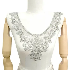 Detail einer eleganten weißen Guipure-Spitzen-Ausschnitt-Applikation