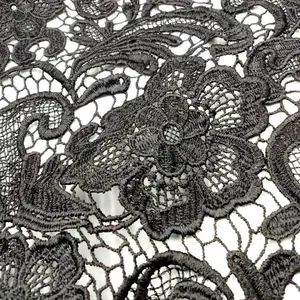 Makroansicht von schwarzem wasserlöslichem Spitzenstoff mit detaillierter Paisley-Stickerei