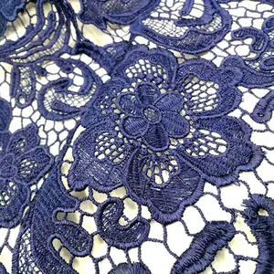 Detaillierte Ansicht von dunkelblauem wasserlöslichem Spitzenstoff mit Paisley-Stickerei