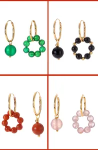 Présentation détaillée de boucles d'oreilles en perles de cristal et d'agate colorées