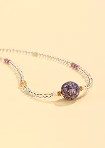 Makrodetail der violetten Lackperle und Kristallperlen auf einer Luxuskette