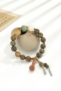 Vue détaillée des perles de prière en bois de santal vert aux sculptures ethniques