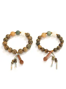 Vue détaillée de deux bracelets de perles de prière en bois de santal vert