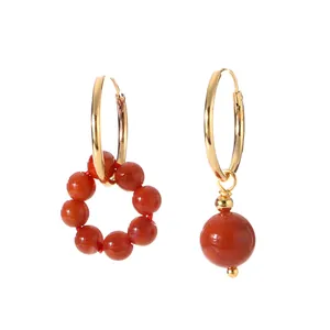 Boucles d'oreilles créoles asymétriques élégantes avec perles d'agate rouge dorées