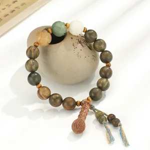 Bracelet ethnique en bois de santal vert avec perles de lotus sculptées sur pierre.