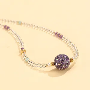 Elegante Halskette mit violetter Lackperle, weißen Kristallen und Perlen für anspruchsvolle Damen