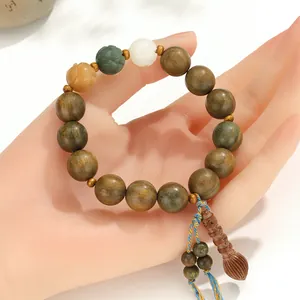 Bracelet de perles de bois de santal vert fait main avec breloque lotus