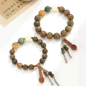 Bracelet en bois de santal vert de style Zen avec pompon sculpté et perles en jade.