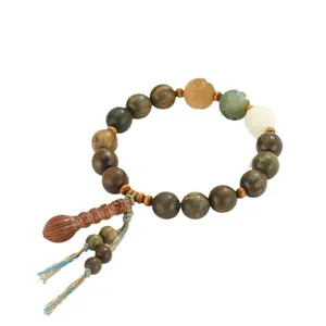 Bracelet de perles de prière en bois de santal vert avec des pierres sculptées.