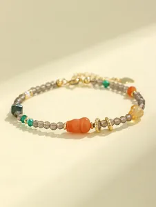 Vista detallada de pulsera de cuarzo ahumado de 3mm con dije de calabaza de jade