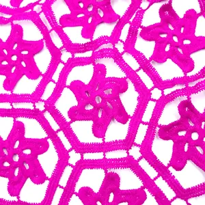 Gedetailleerde close-up van fuchsia gehaakte kantstof met hexagonaal bloemmotief