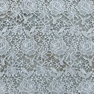 Detailansicht der weißen floralen wasserlöslichen Spitze mit Rosenmustern